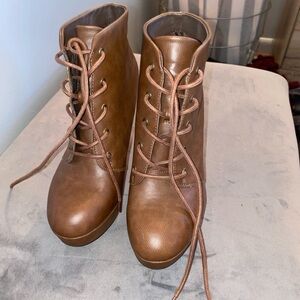 Chestnut leather heeled boot